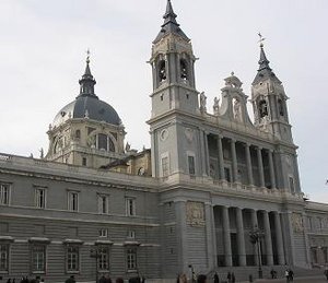20091020215024-20080613235118-300px-catedral-de-la-almudena.jpg
